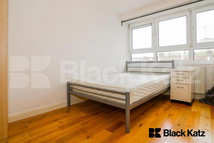 Beautiful apartment  925 Sq.Ft. with two bathrooms & balcony  Bullen Street, Battersea Park